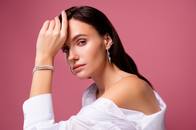 Usa aretes medianos para complementar tu peinado de pelo suelto.