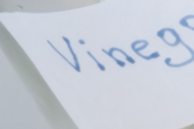 El bicarbonato de sodio ayuda a limpiar la ropa blanca.