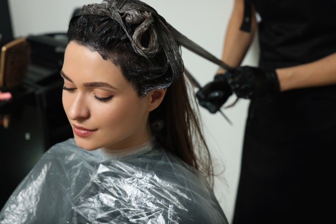 La henna es una alternativa natural que cubre las canas sin dañar el cabello, lo fortalece y aporta brillo.