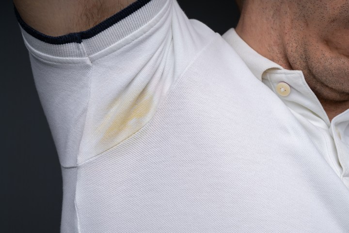 Las manchas amarillas deben eliminarse con los trucos adecuados en la ropa blanca.