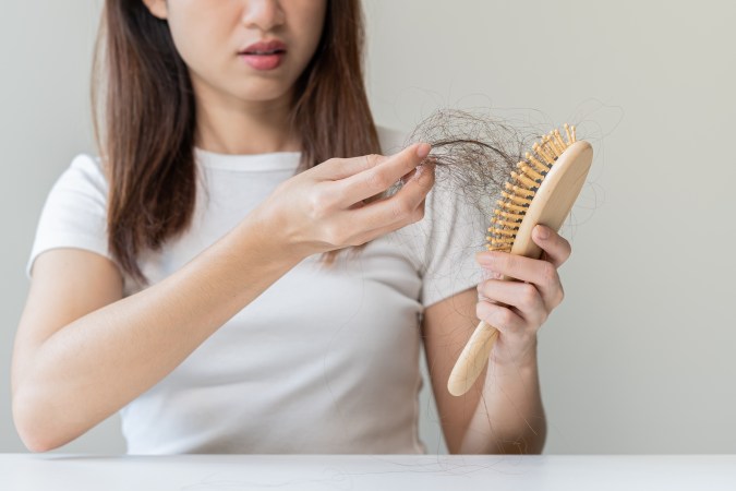 La caída del cabello en primavera puede deberse a muchos factores.