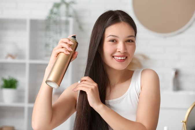 Usa protector térmico para cuidar tu cabello del calor.