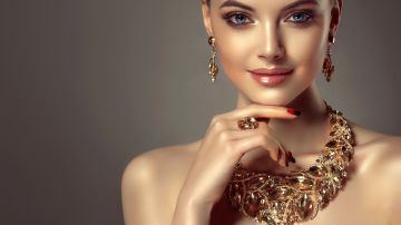 Los accesorios en tendencia para este 2025 siguen una estética maximalista.