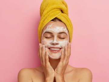 La exfoliación tiene dos presentaciones que pueden mejorar el aspecto de tu piel.