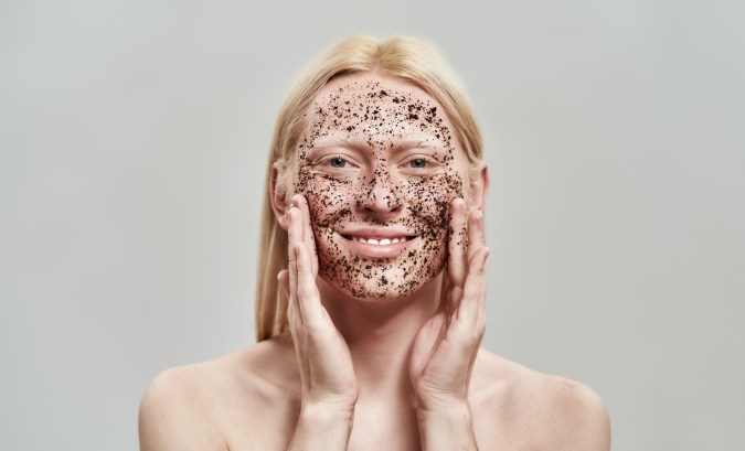 La exfoliación física solo puede realizarse una vez a la semana.