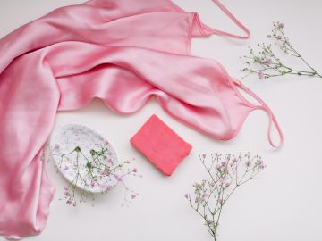La ropa de seda debe limpiarse con suavidad para no dañar sus delicadas fibras.