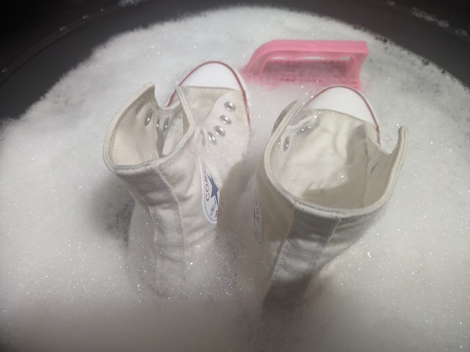 Limpia tus zapatos con detergente y un cepillo suave para retirar las manchas.