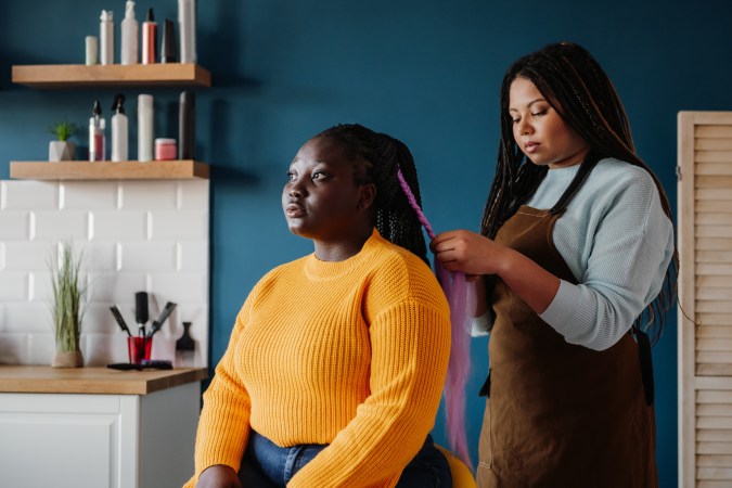 Las trenzas en el cabello suelen generar molestias y dolores de cabeza.
