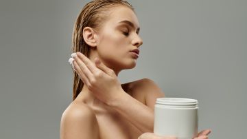 Evita tener el cabello seco al usar mascarillas hidratantes.
