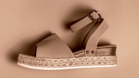 Los zapatos en tendencia para esta temporada serán aquellos de color Mocha Mousse.