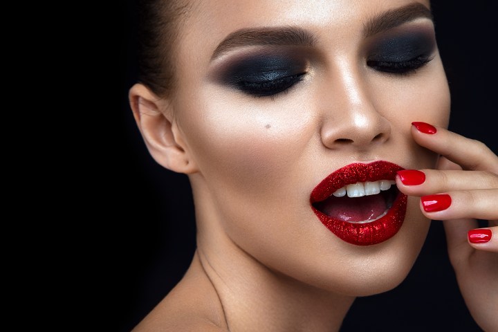 Alex Consani compartió los productos que usa para realizar el maquillaje de ojos ahumados.