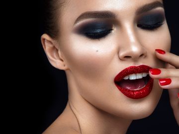 Alex Consani compartió los productos que usa para realizar el maquillaje de ojos ahumados.