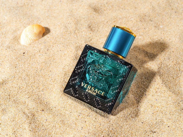 Versace tiene algunos de los mejores perfumes para hombres.