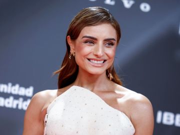 Aislinn Derbez fue una de las celebridades que destacó con su look en los Premios Platino.