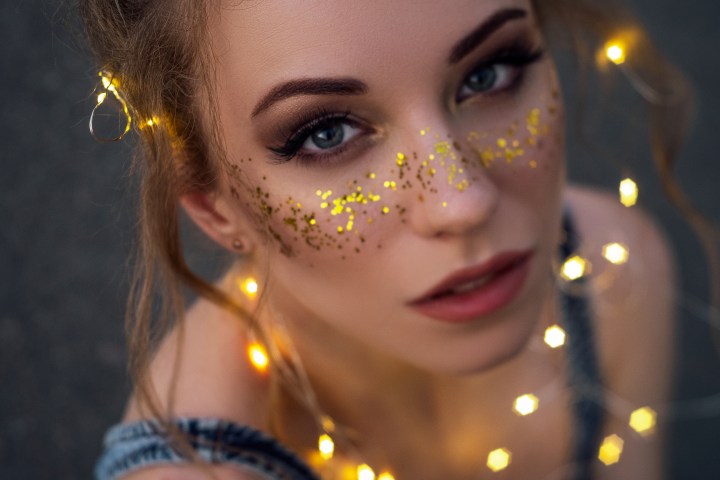 Tu maquillaje de Coachella debe coincidir con el estilo que decidas llevar.