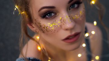 Tu maquillaje de Coachella debe coincidir con el estilo que decidas llevar.