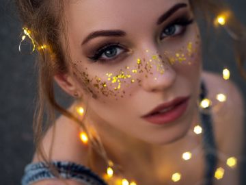 Tu maquillaje de Coachella debe coincidir con el estilo que decidas llevar.