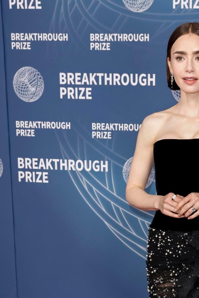 Lily Collins en la alfombra roja de los premios Breakthrough.