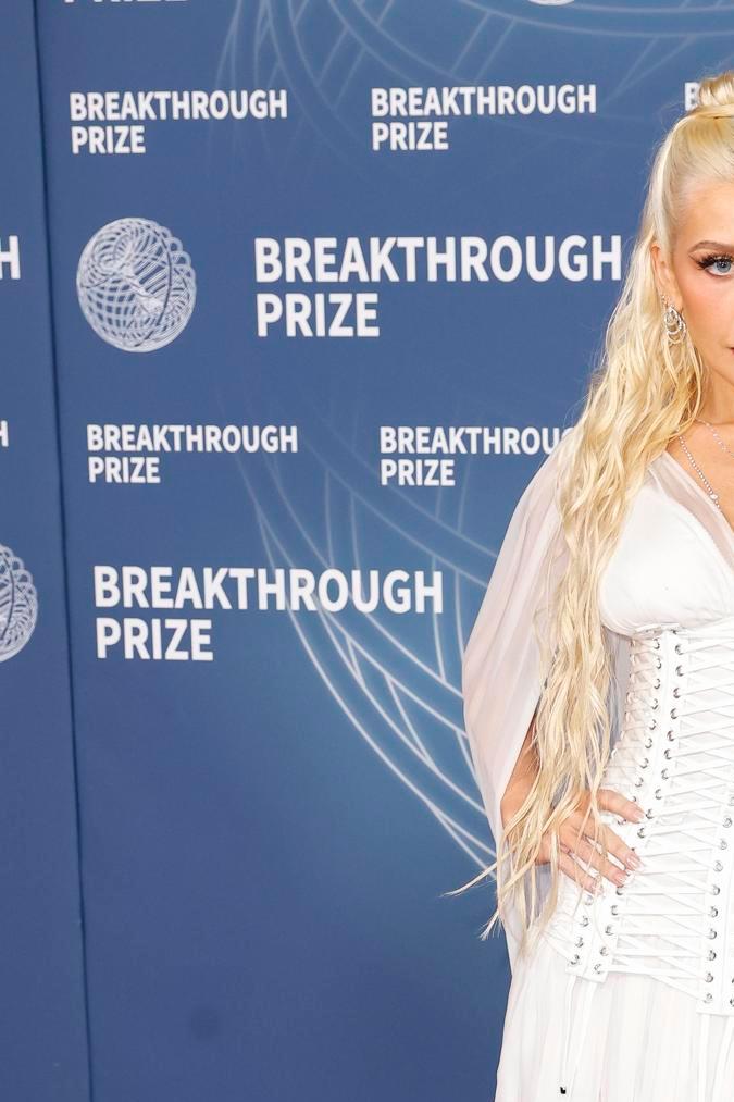 Christina Aguilera en la alfombra roja de los premios Breakthrough.