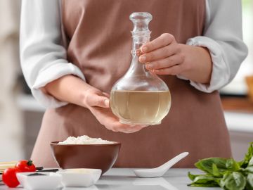 Cuida tu cabello con vinagre para potenciar su aspecto saludable.