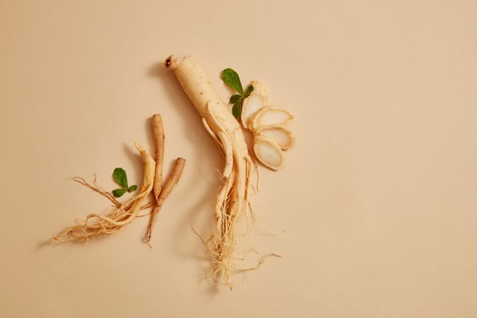 El ginseng tiene propiedades para reducir las arrugas en la piel.