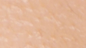 Mejora tus looks al usar protector solar con color en lugar de bases de maquillaje.