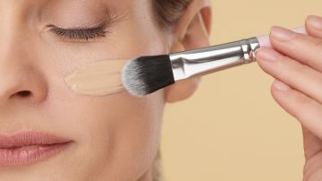 Mejora tus looks al usar protector solar con color en lugar de bases de maquillaje.
