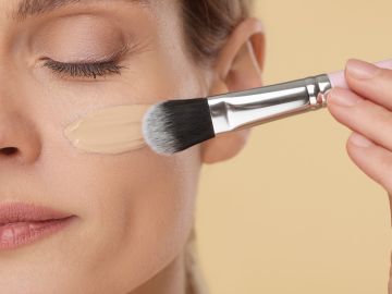 Mejora tus looks al usar protector solar con color en lugar de bases de maquillaje.