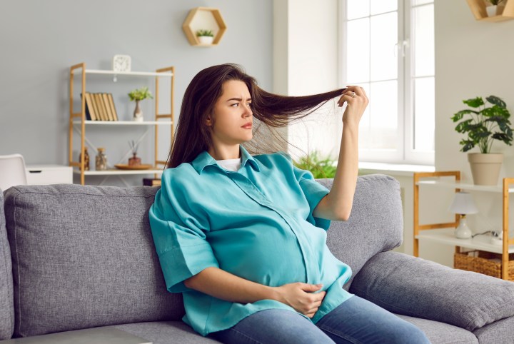 El cabello suele caerse con frecuencia después de un embarazo.