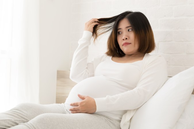 Cuida tu cabello a tiempo para evitar una caída masiva después del embarazo.