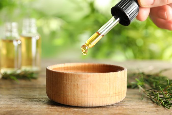 El aceite de árbol de té ayuda evitar la infección en la uña encarnada.