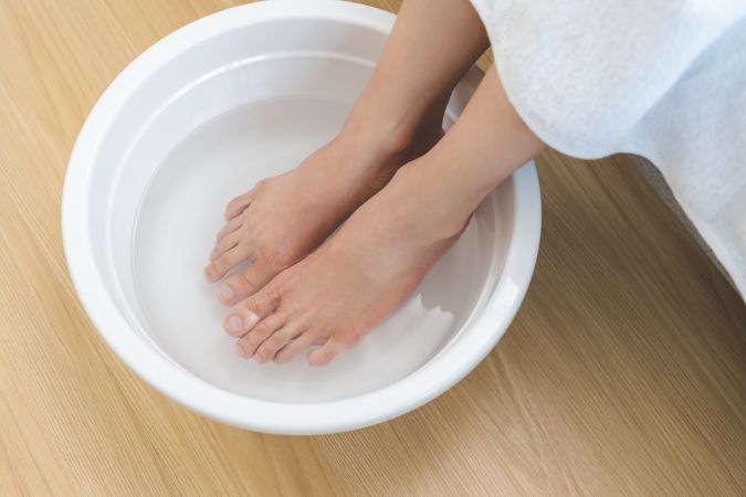 El agua tibia con sales relajará el dolor de las uñas encarnadas.