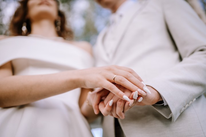 Los diseños para uñas que están en tendencia para novias se encuentran en Pinterest.