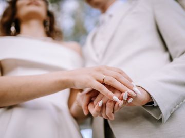 Los diseños para uñas que están en tendencia para novias se encuentran en Pinterest.