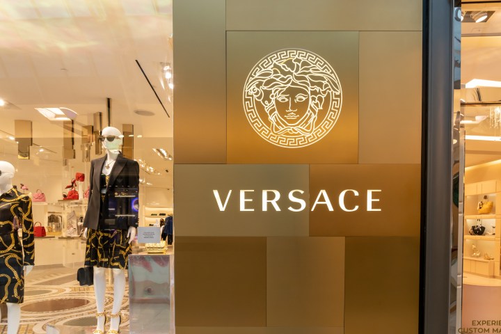Versace fue adquirida por el Grupo Prada.