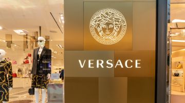 Versace fue adquirida por el Grupo Prada.