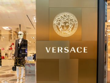 Versace fue adquirida por el Grupo Prada.