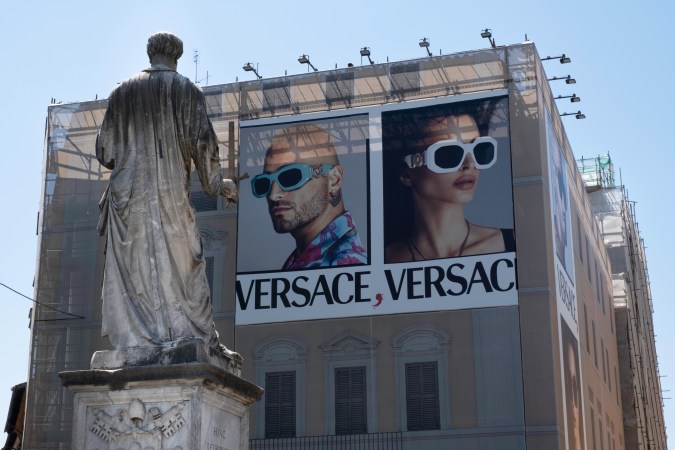 Versace se une al Grupo Prada, al que también pertenecen Prada y Miu Miu.