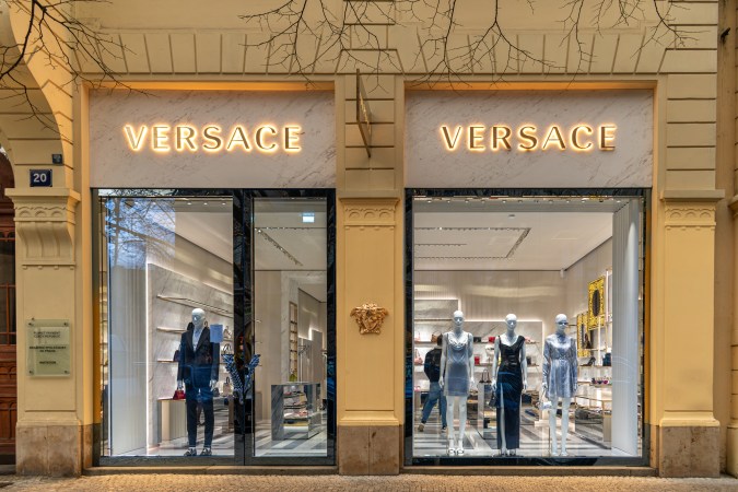 Versace tiene una nueva compañia líder y director creativo para este 2025.