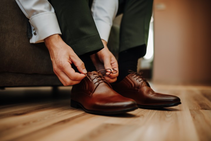 Los zapatos de vestir cada vez son menos usados por los hombres.