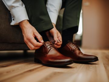 Los zapatos de vestir cada vez son menos usados por los hombres.