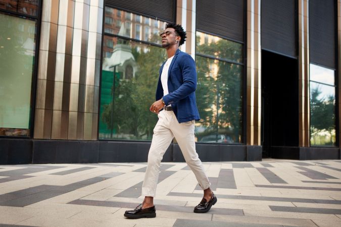 Los hombres cada vez se inclinan más por usar zapatos casuales, como los mocasines.