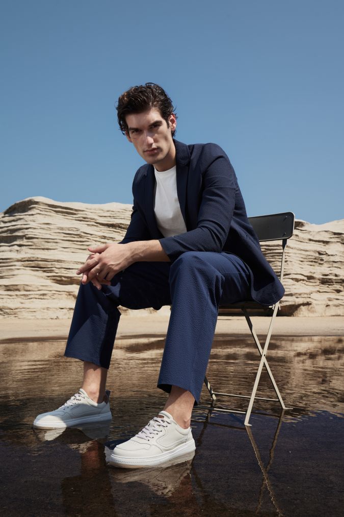 Los sneakers son los nuevos zapatos de vestir para los hombres.