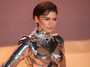 Zendaya destacó en redes al cambiar su look en una nueva campaña de moda.