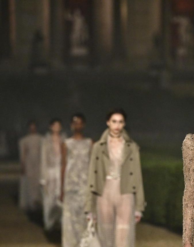 Dior presenta su colección crucero 2026 por Maria Grazia Chiuri.