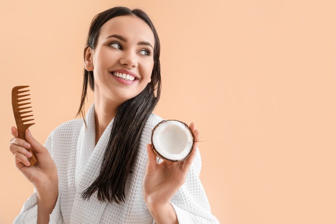 Usa el aceite de coco para mejorar el cuidado de tu cabello.