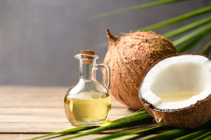 Usa el aceite de coco en presentación líquida para distribuirlo en tu cabello.