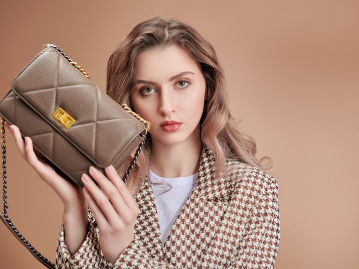 Todas las chicas deben tener mínimo 4 carteras en su armario.