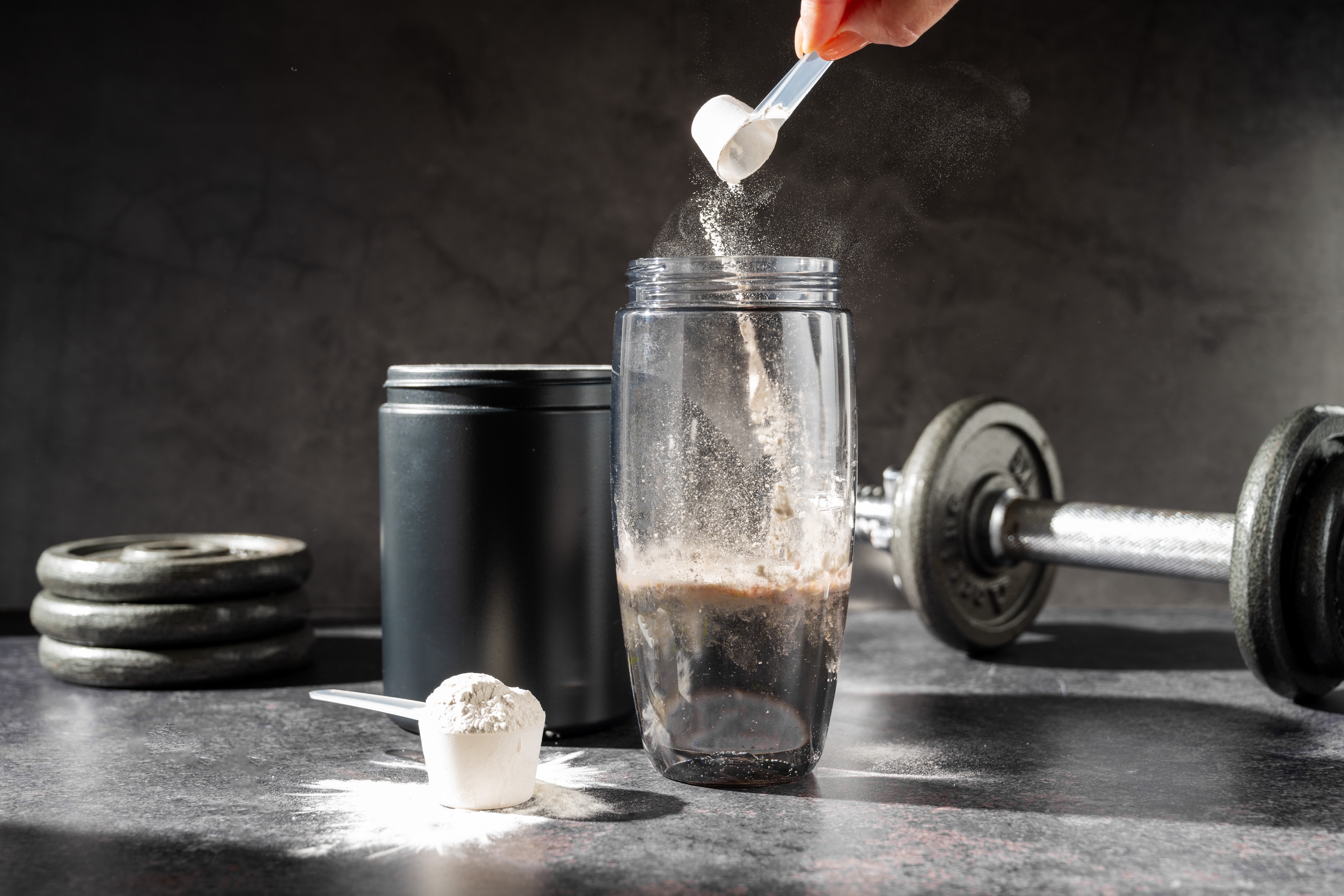 La creatina ayuda a mejorar el aumento de masa muscular.
