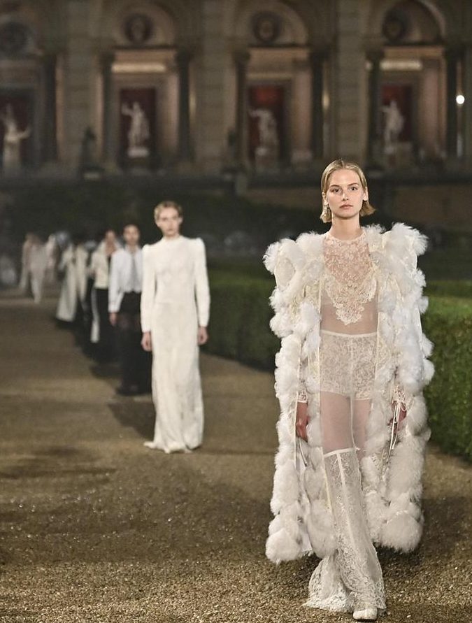 Dior presenta su colección crucero 2026 por Maria Grazia Chiuri.